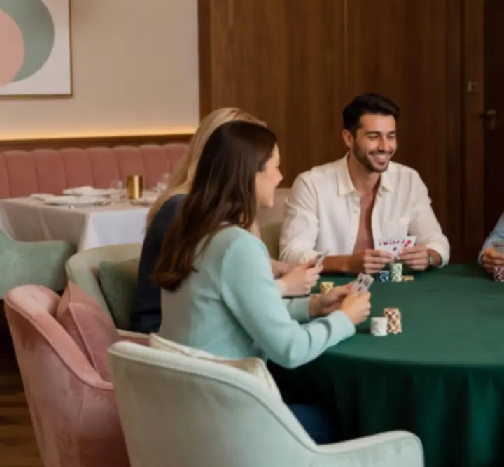 Masă de poker elegantă integrată natural în interiorul unui restaurant modern.